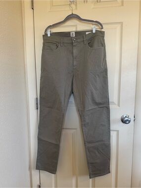 Men's Tapered Pants in Olive - Classic Everyday Style